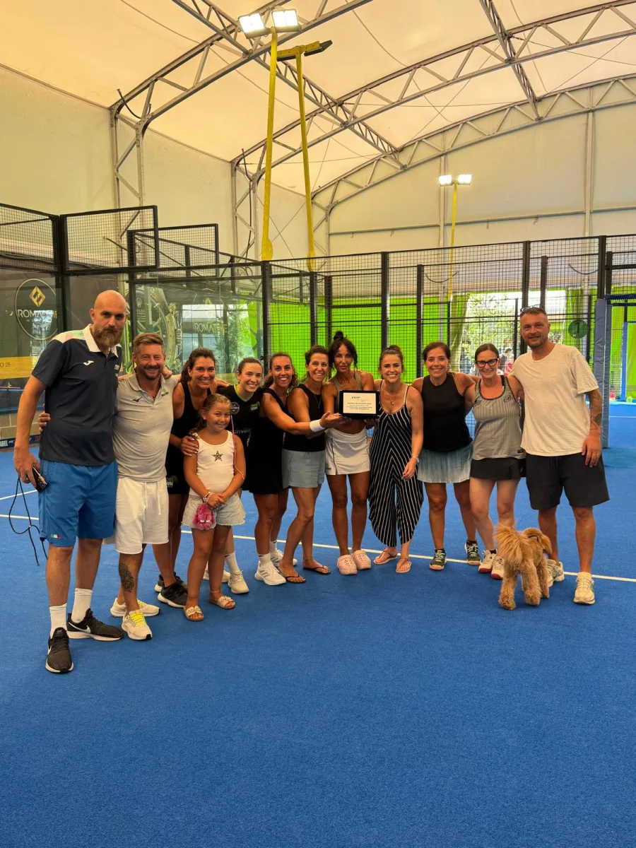 Squadra femminile Padel Town con la targa della vittoria Coppa Italia, fase oro